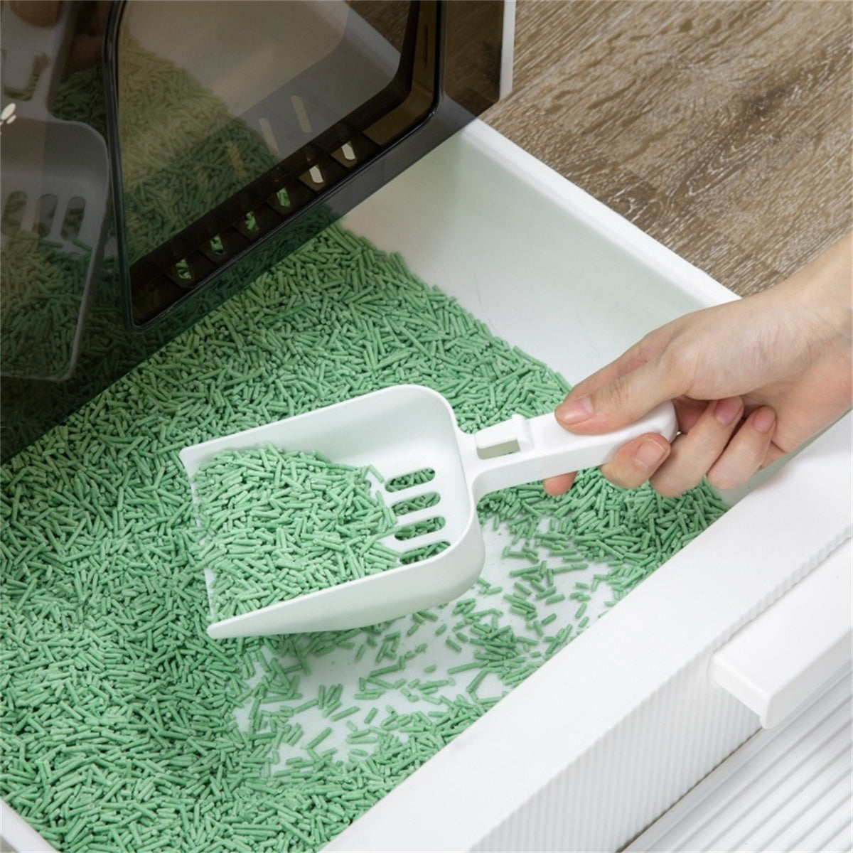 Fully Enclosed Cat Litter Tray with Scoop in White